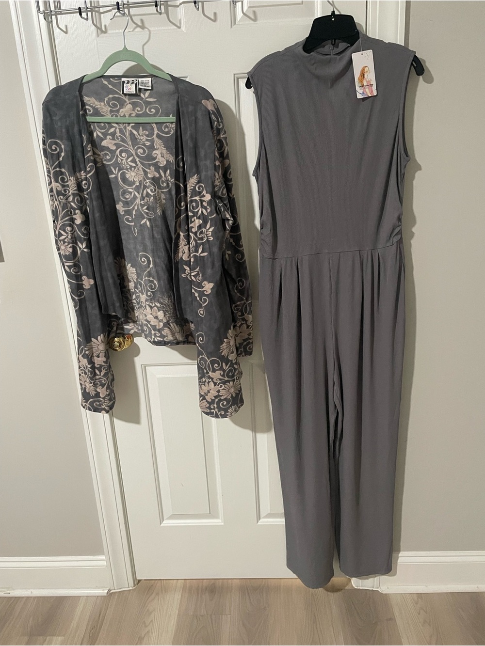 Women's Sleeveless Gray Jumpsuit with Floral Cardigan xl new
